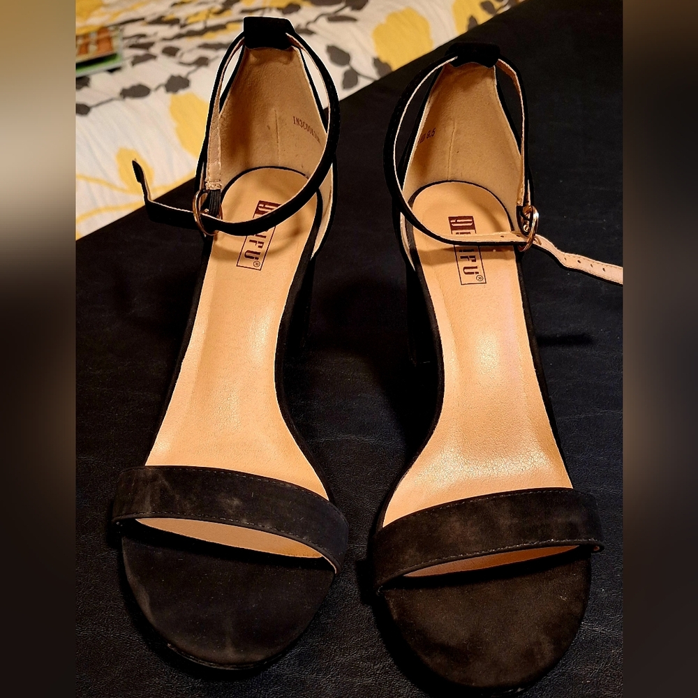 Elegant Black Ankle Strap Heels ☆Size 9.5☆